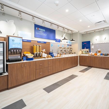 Holiday Inn Express & Suites - Fort Myers Airport By Ihg Exterior photo